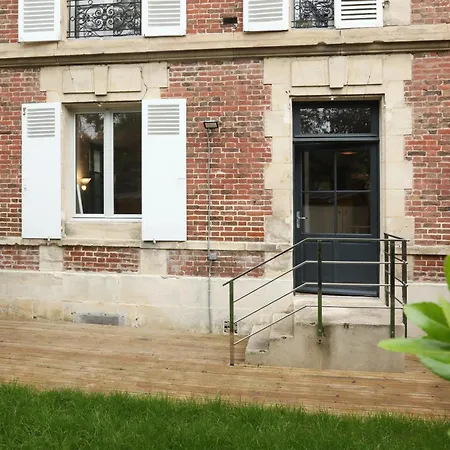 Le Saint-pierre By La Boite En Санлис