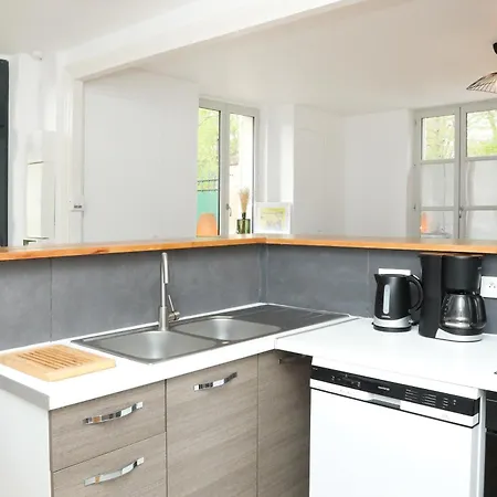 Le Saint-pierre By La Boite En Санлис